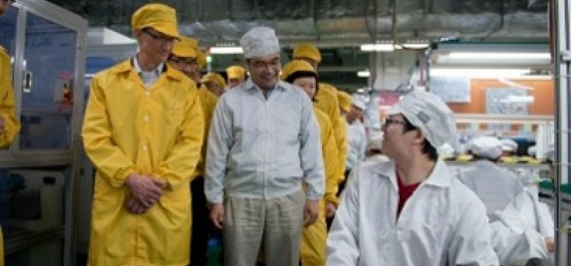 Tim Cook menengok pabrik Foxconn, Cina, tempat di mana iPhone dirakit.