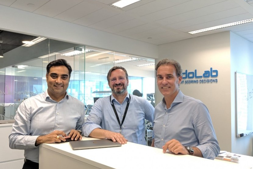 Tim CredoLab yang dipimpin oleh CEO dan co-founder Peter Barcak (tengah) bertujuan untuk mengurangi penipuan pinjaman dan aplikasi kartu kredit.