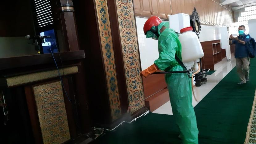 Tim Crisis Center Covid-19 Kota Tasikmalaya melakukan penyemprotan disinfektan di Masjid Agung Tasikmalaya, Rabu (18/3). (Republika/Bayu Adji P.)