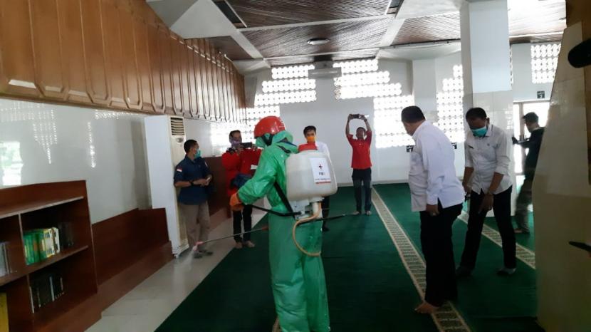 Tim Crisis Center Covid-19 Kota Tasikmalaya melakukan penyemprotan disinfektan di Masjid Agung Tasikmalaya, Rabu (18/3). (Republika/Bayu Adji P)