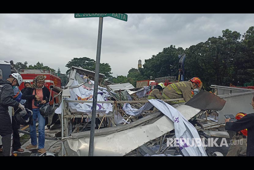 Tim Damkar berusaha mengevakuasi korban dari sebuah mobil yang tertimpa papan reklame di Jl Soekarno Hatta, Bandung, Sabtu (25/3/2023). (Ilustrasi)