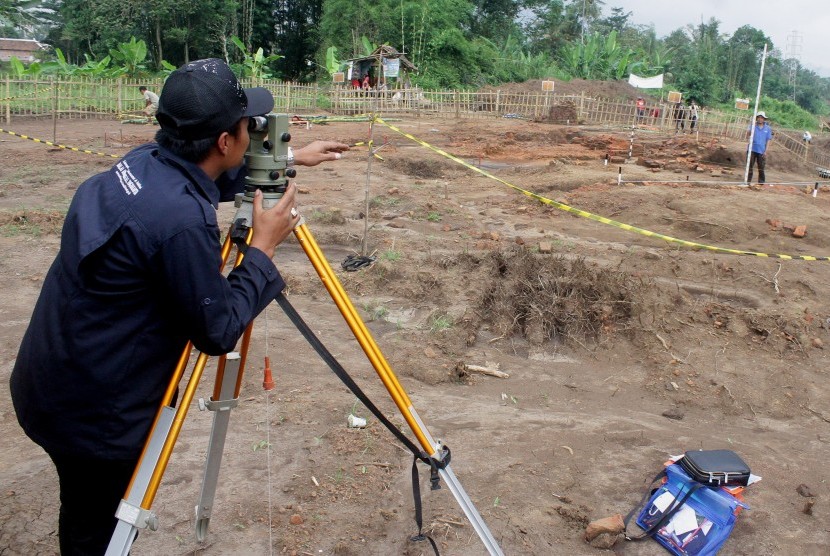 Tim dari Balai Arkeologi Yogyakarta melakukan penelitian di Situs Sekaran yang ditemukan saat pembangunan jalan tol Malang-Pandaan di Kilometer 35, Pakis Malang, Jawa Timur, Kamis (11/4/2019). 