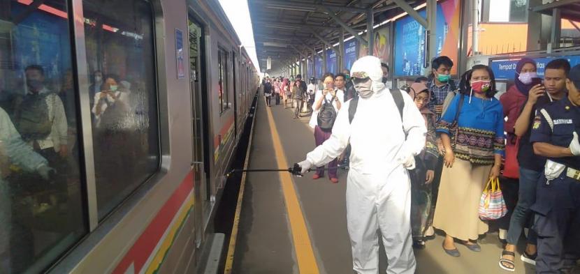 Tim dari Forkopimda Kota Tangerang Selatan (Tangsel) lakukan penyemprotan cairan disinfektan di stasiun Rawa Buntu, Serpong, Tangsel. Hal ini dilakukan  sebagai upaya mencegah penyebaran virus corona (Covid-19), Kamis (19/3).