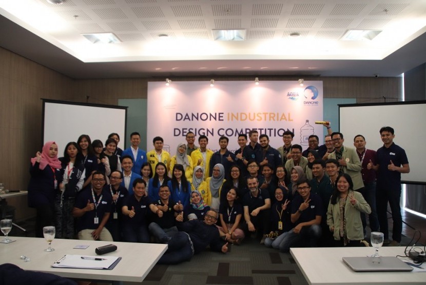 Tim dari ITB dan UGM meraih tim terbaik dalam kompetensi desain Danone-Aqua, Rabu (28/3).