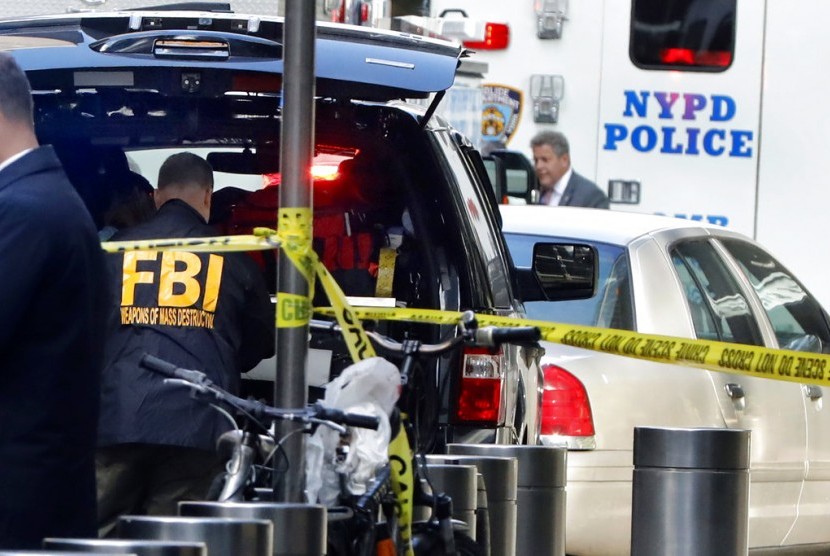 Tim dari kepolisian AS menyelidiki paket bom di kantor CNN, New York, Rabu (24/10).