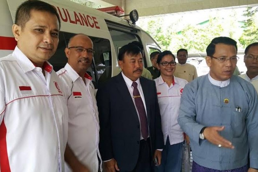 Tim dari MER-C menyerahkan bantuan Ambulans untuk Myanmar.