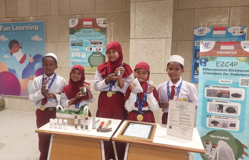 Tim dari MI Dewi Sartika Surabaya yang berkompetisi pada ajang Youth International Science Fair (YISF) di Bali.