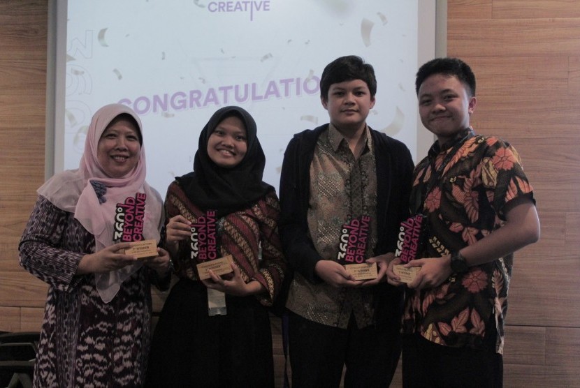 Tim dari SMAN 4 Bogor meraih kemenangan pada grand final kompetisi EF 360 di The Plaza Office Tower, Sabtu (12/10).   