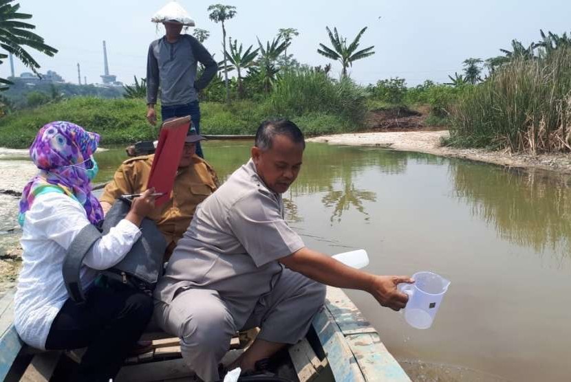 Tim dari WPLH dan DLH Kabupaten Purwakarta, mengambil sampel air Sungai Citarum yang melintasi Kabupaten Purwakarta. Tim menemukan aliran air berwarna kuning dan gelembung hitam berbau, Selasa (25/9). 