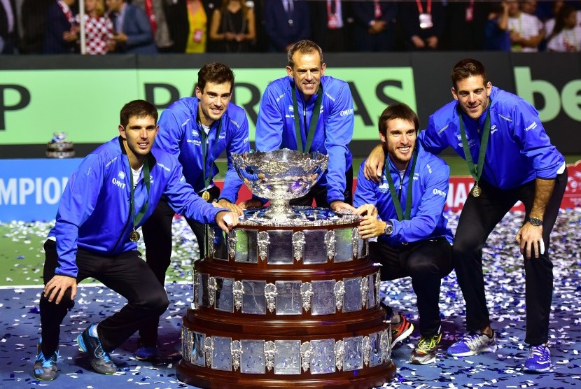 Tim Davis Argentina merayakan kesuksesannya meraih gelar Piala Davis usai mengalahkan Kroasia 3-2 di partai final di Zagreb, Kroasia, Ahad (27/11). 