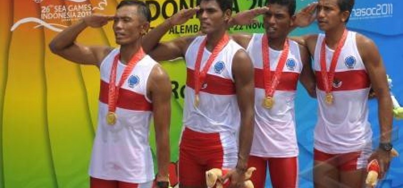 Tim dayung Indonesia dalam penyerahan medali emas nomor final Rowing Lightweight Men Four SEA Games XXVI di arena dayung Situ Cipule, Karawang, Jawa Barat, Rabu (16/11).
