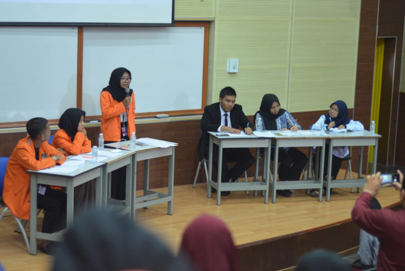 Tim Debat Universitas Ahmad Dahlan (UAD) saat berlaga di lomba debat internasional di Universitas Teknologi Mata (UiTM) Malaysia.