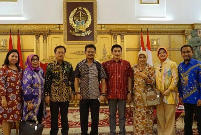 Tim Delegasi Gernas yang dipimpin Muh Asri Anas berfoto bersama Ketua Asosiasi Pemerintah Provinsi Se-Indonesia (APPSI) Syahrul Yasin Limpo.