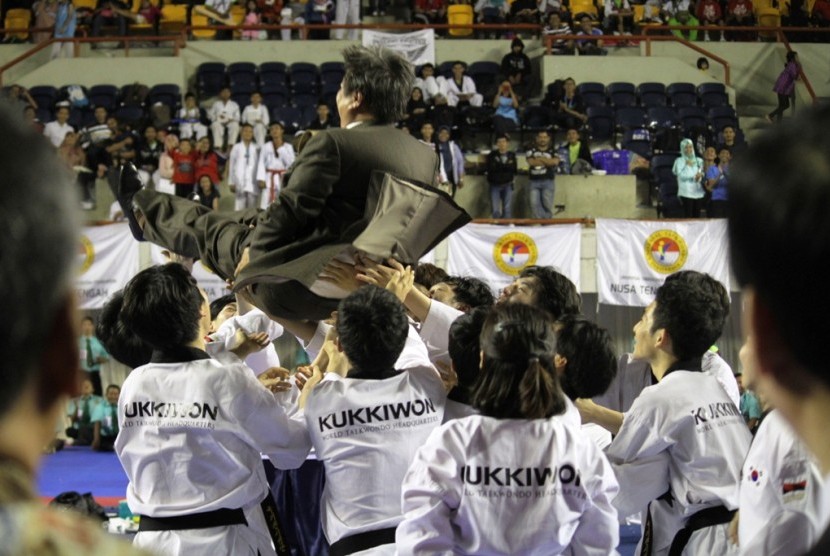 Tim Demo Kukkiwon mengangkat Grand Master Lioe Nam Khiong atas suksesnya penyelenggaraan Kukkiwon Cup pertama di Tenis Indoor Senayan Jakarta.