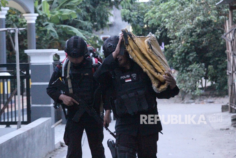 [Ilustrasi] Tim Densus 88 membawa barang bukti saat penggeledahan usai penangkapan terduga teroris di Jemaras, Klangenan, Kab. Cirebon, Jawa Barat, Kamis (17/5). 