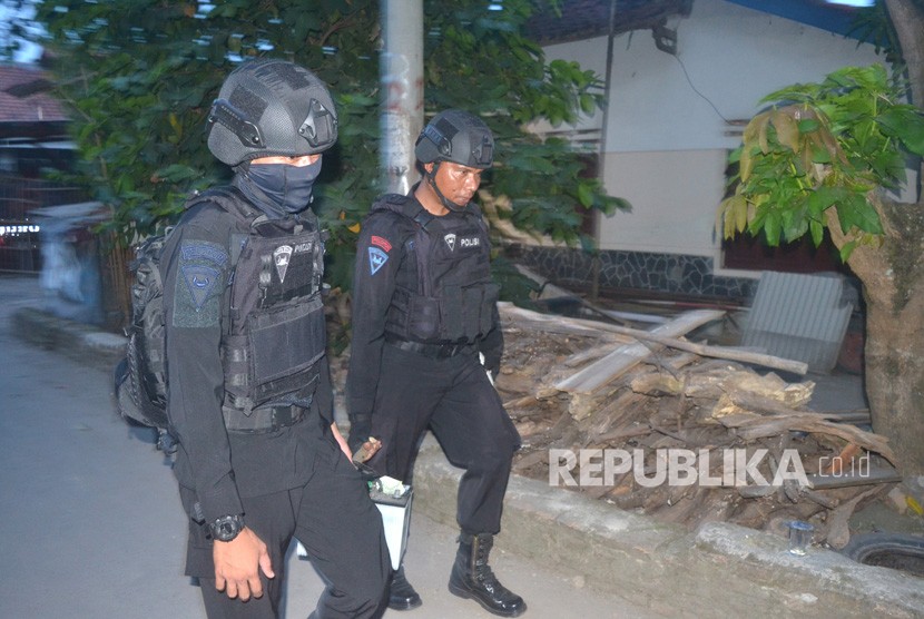 [Ilustrasi] Tim Densus 88 membawa barang bukti saat penggeledahan usai penangkapan terduga teroris di Jemaras, Klangenan, Kab. Cirebon, Jawa Barat, Kamis (17/5).