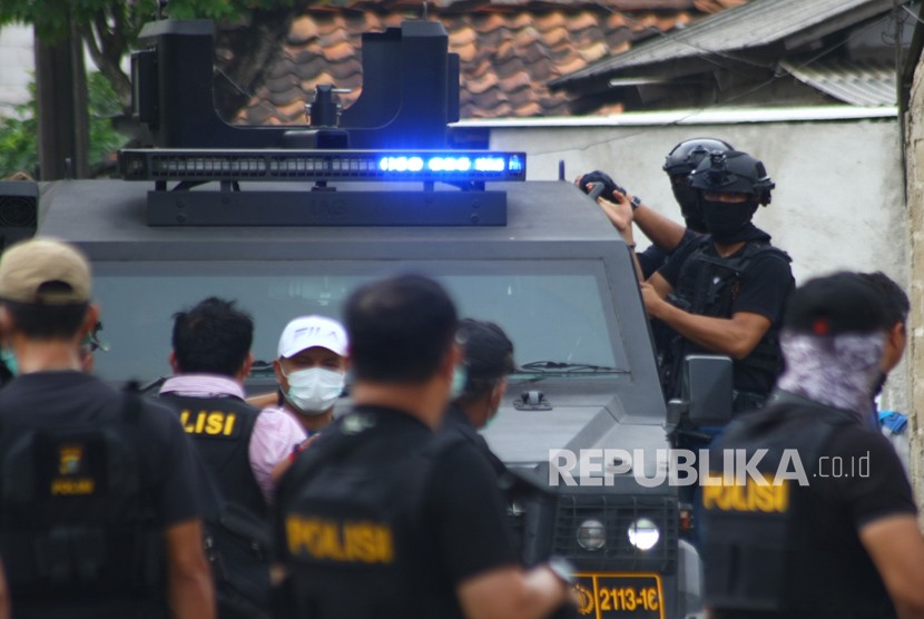 National Police's counterterrorism squad (Densus 88) secured the wife of suspected terrorists during a raid at Gempol, Tangerang, Banten, Wednesday (May 16).