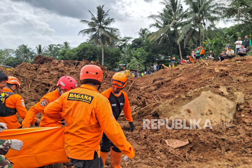 Hujan Hambat Tim Relawan dan DMC Dompet Dhuafa Sisir Pencarian Korban Longsor Cibeunying