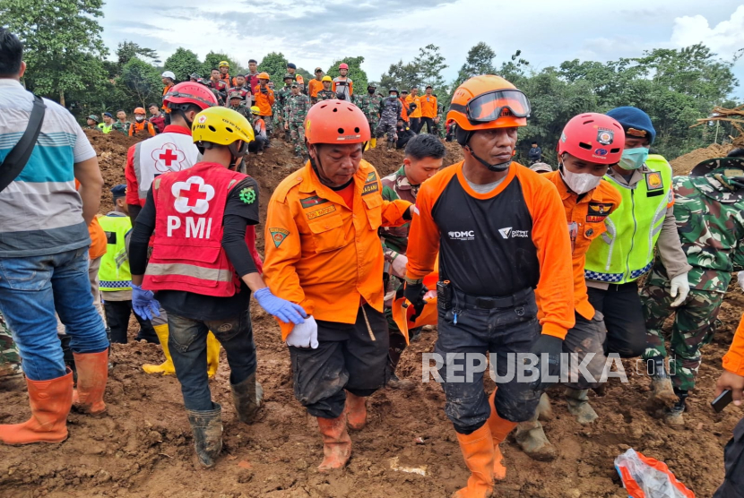 Tim Disaster Management Center (DMC) Dompet Dhuafa (DD) hingga sore ini terus melakukan penyisiran untuk mencari korban longsor Cibeunying, Kapubaten Cilacap yang belum ditemukan.