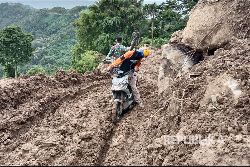 Salah satu titik daerah di Subar yang jalanannya longsor dan mengalami kerusakan saat gempa yang terjadi di Sulawesi Barat Januari 2021  lalu. (ilustrasi) 