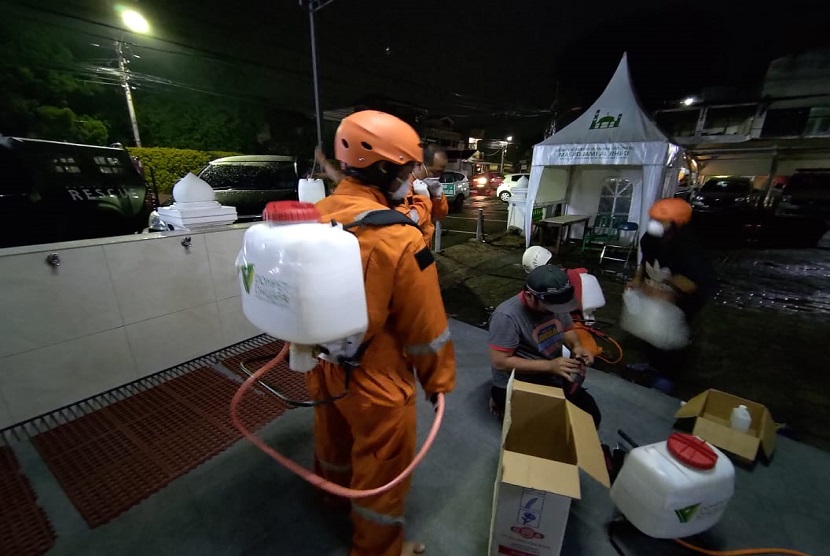 Tim Disaster Management Center (DMC) Dompet Dhuafa tergerak sejak Ahad dengan menyemprotkan cairan disinfektan ke sejumlah fasilitas umum, salah satunya di Masjid Al Jihad, Rempoa, Ciputat, Tangerang Selatan.