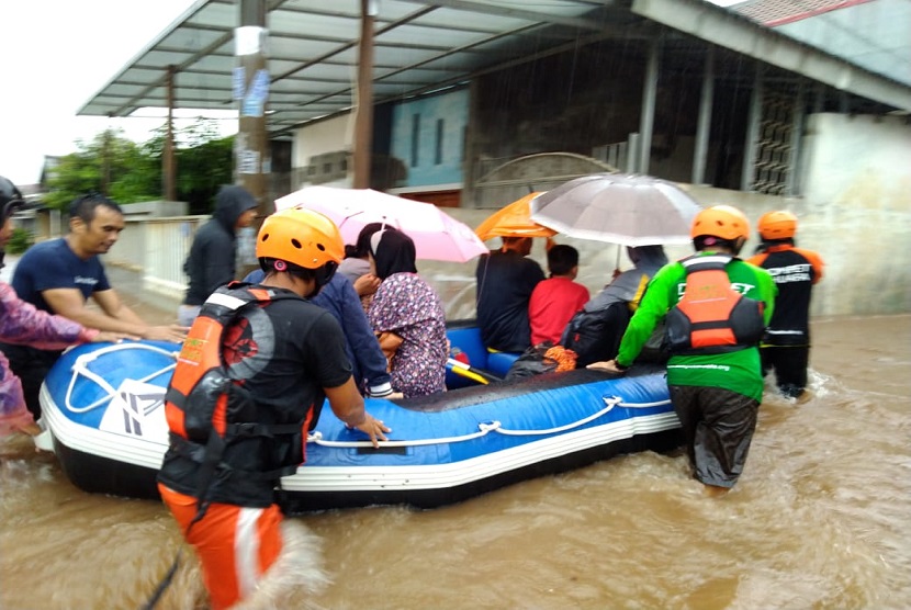 Tim Disaster Management Center Dompet Dhuafa melakukan evakuasi kepada korban banjir di Jabodetabek, Rabu (1/1)