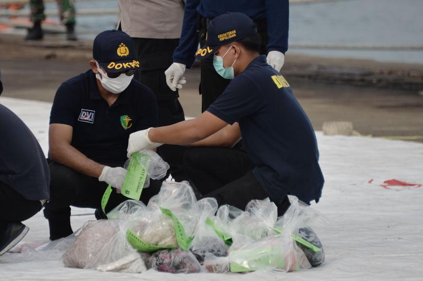 Tim Disaster Victim Identification (DVI) Polri melakukan identifikasi jenazah korban pesawat Sriwijaya Air SJ 182 di Dermaga JICT 2, Jakarta, Senin (11/1).