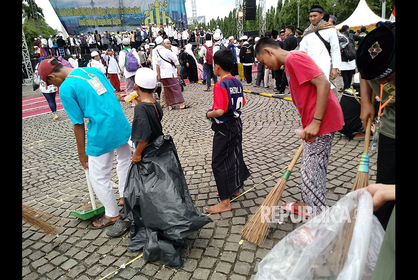 Sampah dibersihkan dalam acara reuni aksi 212 setahun silam. (ilustrasi)