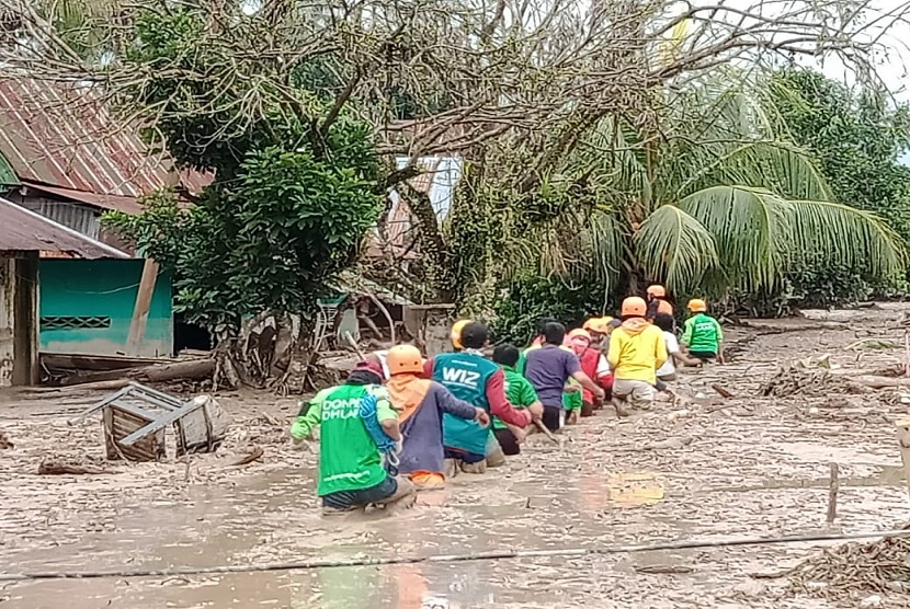 Tim DMC DD melakukan evakuasi korban termasuk  tiga korban meninggal dunia yag berada di Desa Radda, Kecamatan Baebunta, Kabupaten Luwu Utara, Sulawesi Selatan. 
