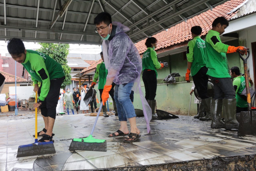 Tim DMC Dompet Dhuafa bersama Tokopedia gelar aksi bersih-bersih pascabanjir.