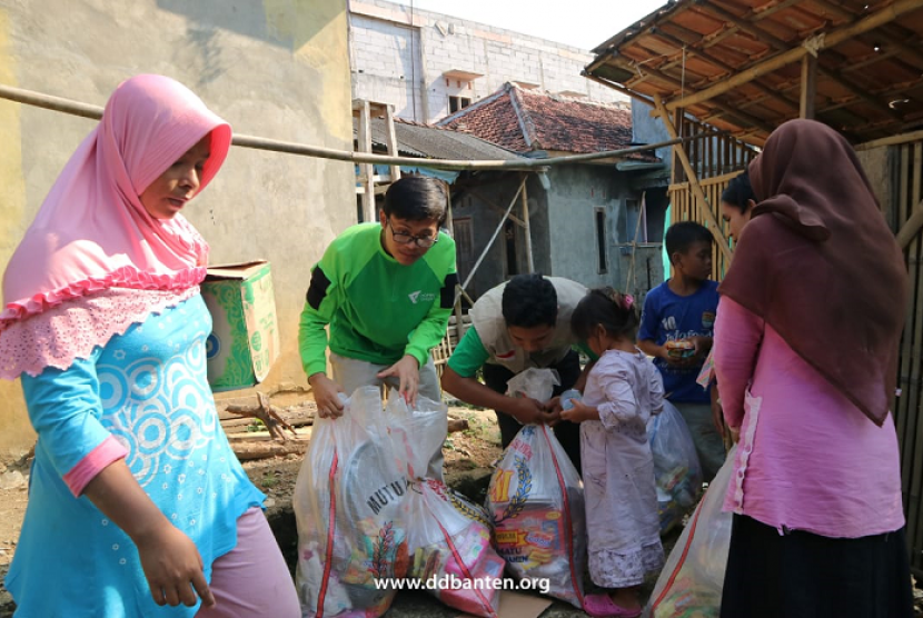 Tim DMC Dompet Dhuafa membantu korban banjir di Lebak Banten.