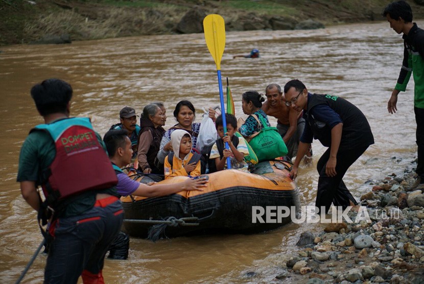Tim DMC Dompet Dhuafa mengevakuasi puluhan jiwa warga Dusun Banyuanget, Pacitan.