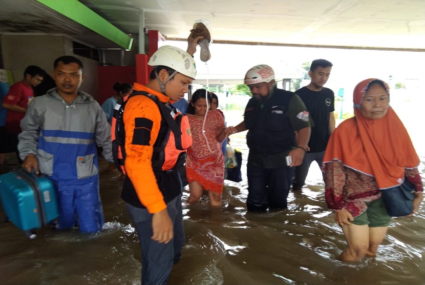 Tim DMC Dompet Dhuafa terpaksa mengevakuasi karena RS Kartika Pulomas terendam banjir