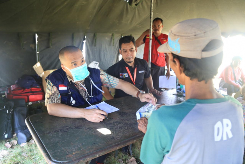 Tim Dokter dari Pertamina memeriksa warga di wilayah terdampak tumpahan minyak.