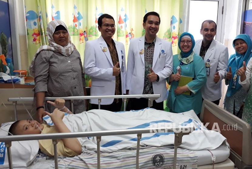 Tim dokter dari RSUP Persahabatan berhasil melakukan operasi kanker tulang dengan rekonstruksi total femur megaprosthesis pertama di Indonesia. Pasien Apriliani (15) saat ini sedang menjalani terapi pemulihan pascaoperasi.