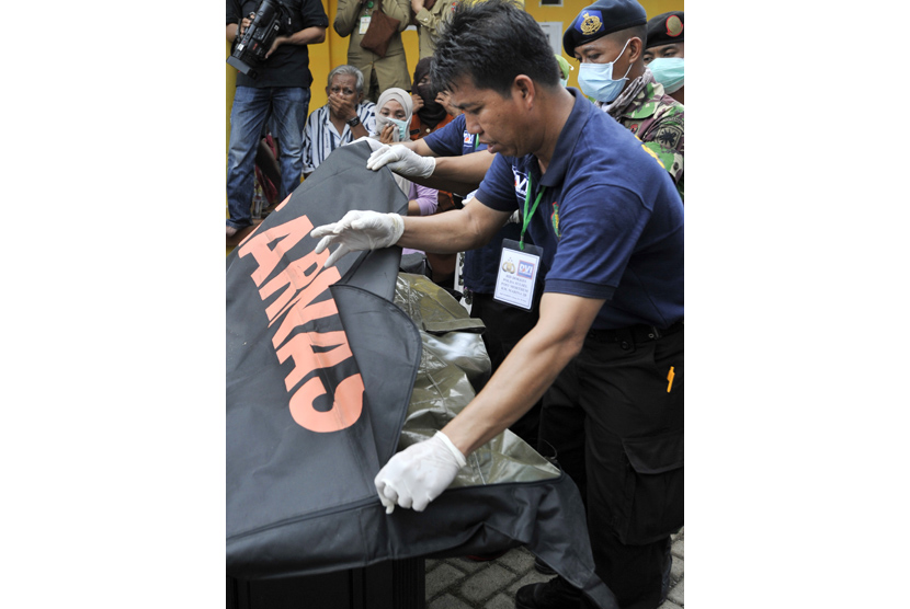 Tim dokter DVI Polda Sulselbar mengidentifikasi salah satu jenazah korban KM Marina Baru 2B yang tenggelam di RSUD Siwa, Kabupaten Wajo, Sulawesi Selatan, Rabu (23/12). (Antara/Yusran Uccang)