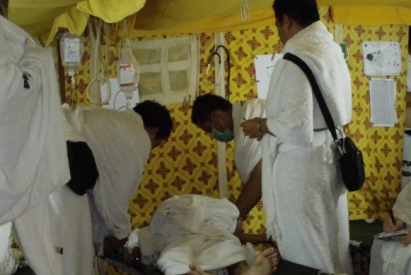 Tim dokter haji Indonesia sedang merawat jamaah yang sakit. 