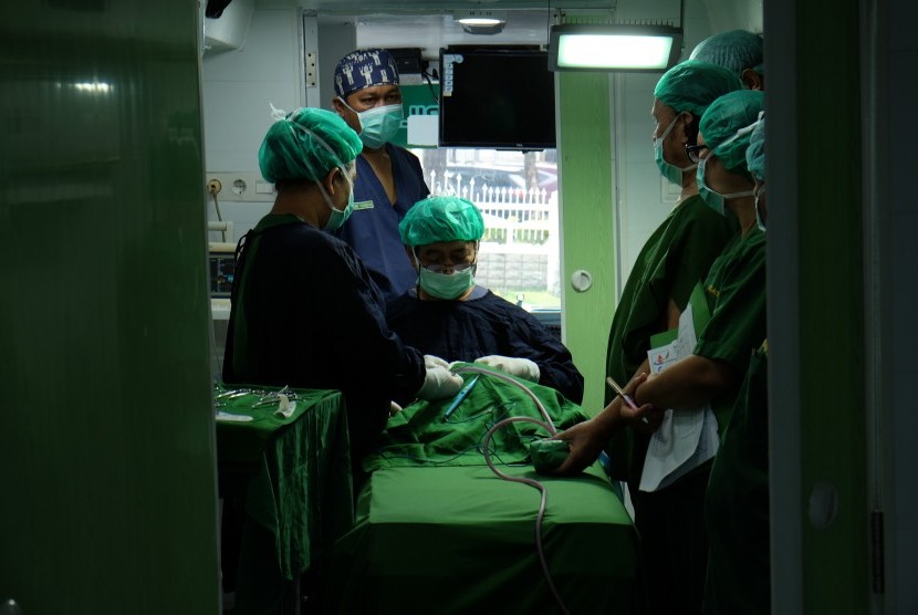 Tim dokter melakukan proses operasi bibir sumbing. Di i Asia terdapat satu bayi terlahir dengan bibir sumbing dari 700 kelahiran.