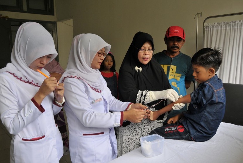 Tim dokter memasang jarum infus kepada penderita talasemia di Rumah sakit Zainal Abidin, Banda Aceh.