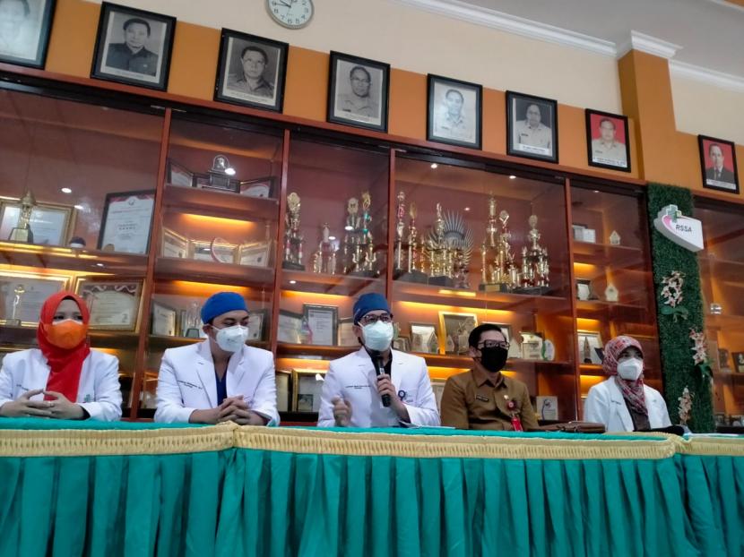 Tim dokter RSUD Saiful Anwar, Dinas Kesehatan dan Pokja KIPI Kota Malang memberikan keterangan pers mengenai kasus kebutaan yang dialami salah satu warga di Kota Malang, Selasa (7/12). 