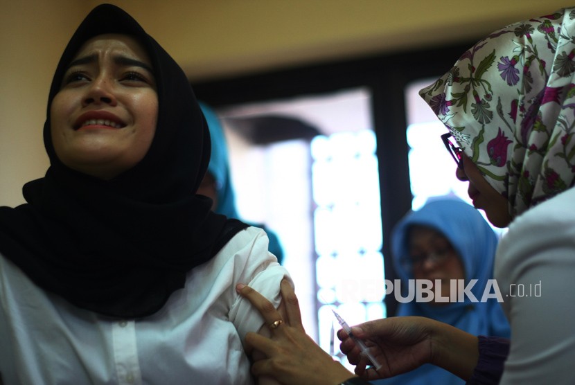 Tim dokter Rumah Sakit Universitas Islam Negeri (UIN) Syarif Hidayatullah memberikan imunisasi difteri kepada seoranga mahasiswi di Rumah Sakit UIN Ciputat, Tangerang Selatan, Banten, Rabu (27/12). 