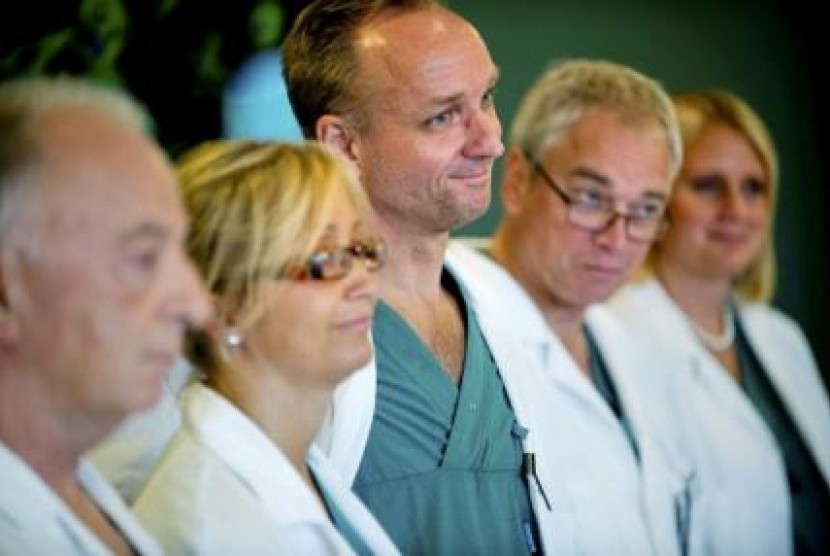 Tim dokter yang menangani transplantasi rahim pada seorang perempuan di Gothenburg.