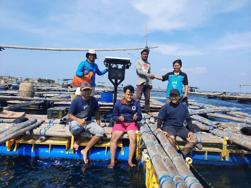Tim Doktor Mengabdi Universitas Brawijaya (UB) mengembangkan perangkat monitoring Keramba Jaring Apung (KJA) berbasis tenaga surya. Perangkat ini berguna untuk meningkatkan keamanan produksi ikan kerapu.