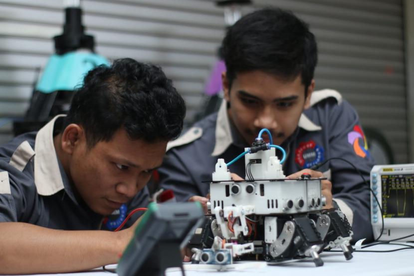 Tim Dome dari Universitas Muhammadiyah Malang (UMM) berhasil meraih juara dua tingkat regional pada Kontes Robot SAR Indonesia (KRSRI). 