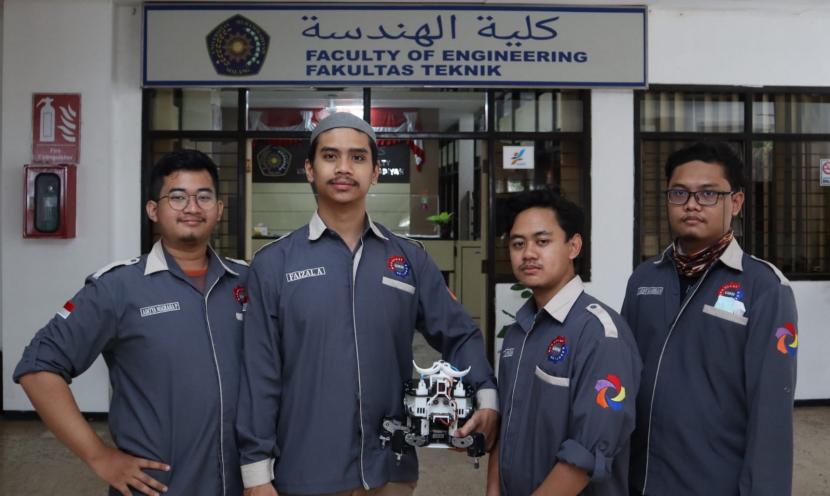 Tim Dome Universitas Muhammadiyah Malang (UMM) berhasil memborong tiga penghargaan pada Kontes Robot SAR Indonesia (KRSRI) 2021. 