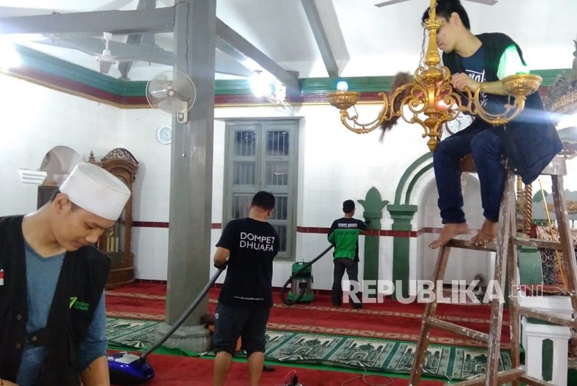 Tim Dompet Dhuafa membersihkan Masjid Agung Syekh Asnawi Caringin - Banten, Kamis (24/4/2019). Kegiatan bersih- bersih masjid dalam menyambut Ramadhan 1440 H / 2019 M.