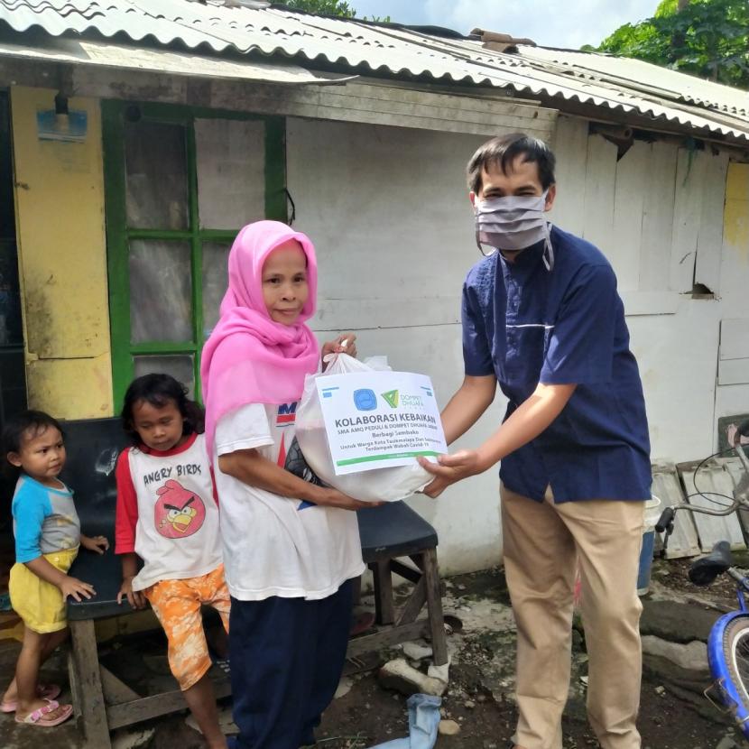 Tim Dompet Dhuafa mengajak masyarakat untuk bersama-sama membantu kelompok rentan pra sejahtera yang terdampak pandemi Covid-19.