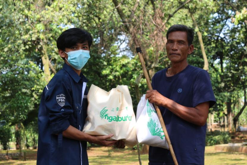 Tim Dompet Dhuafa Volunteer menggulirkan aksi Ngabuburice, yaitu ngabuburit sambil bagi-bagi paket sembako kepada para dhuafa di sekitar Jabodetabek, pada Minggu (9/5/2021). Aksi tersebut merupakan hasil dari penggalangan donasi yang digelar relawan-relawan DDV selama Bulan Ramadan 1442 ini
