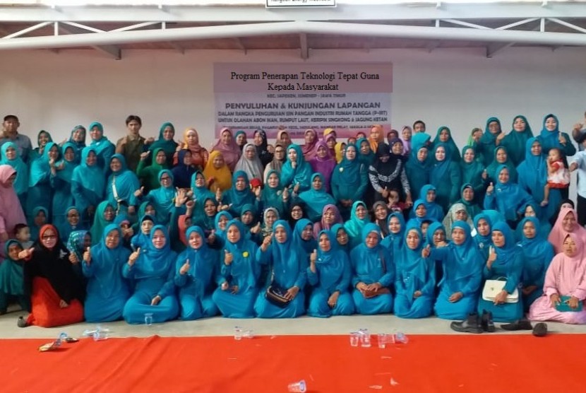Tim dosen dari Program Studi Pendidikan Biologi, Universitas Muhammadiyah Malang (UMM) melakukan pengabdian masyarakat, yang difokuskan pada pendampingan Industri Rumah Tangga (IRT) pembuatan oleh-oleh khas Kepulauan Sapeken. Pembinaan juga dilakukan terhadap kelompok nelayan penangkap ikan. 