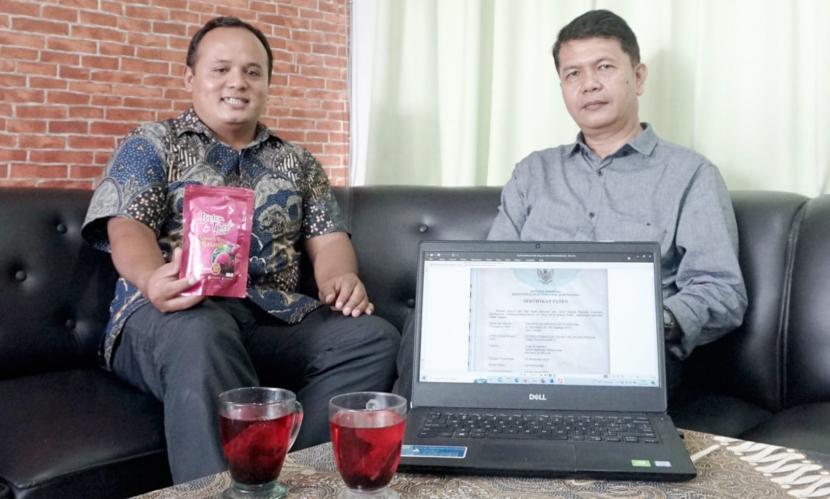 TIm Dosen Fakultas Pertanian dan Bisnis (FPB) UKSW pendamping petani bit Desa Sumberejo, Kecamatan Ngablak, Kabupaten Magelang, menunjukkan produk teh bit celup dan sertifikat paten atas produk tersebut, baru- baru ini.